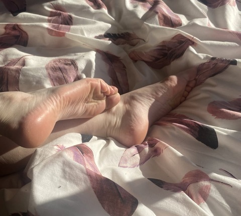 poppypetitefeet onlyfans leaked picture 1