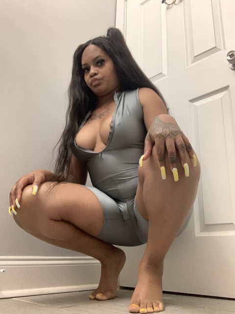 queennana215 onlyfans leaked picture 1