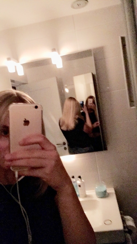 rebeccafromsweden onlyfans leaked picture 1