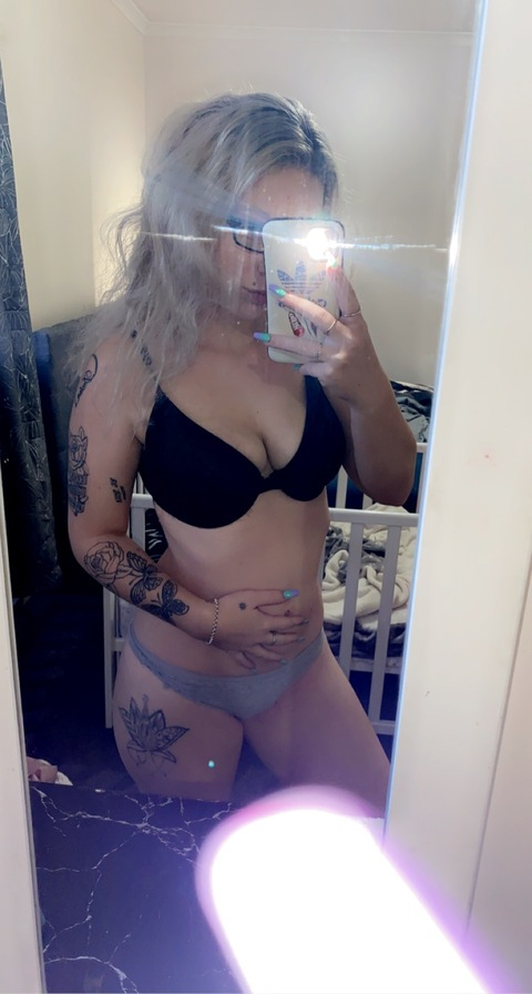 youngmammi21 onlyfans leaked picture 1